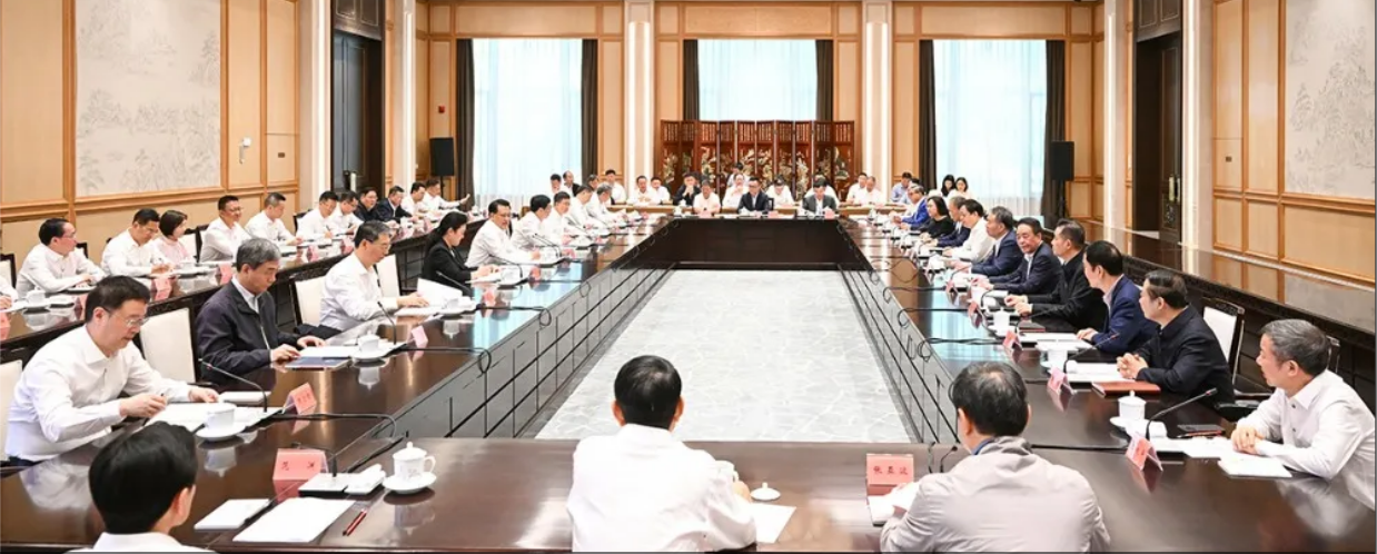 徐冠巨董事长受邀参加“浙商助力现代化新重庆建设座谈会”并发言